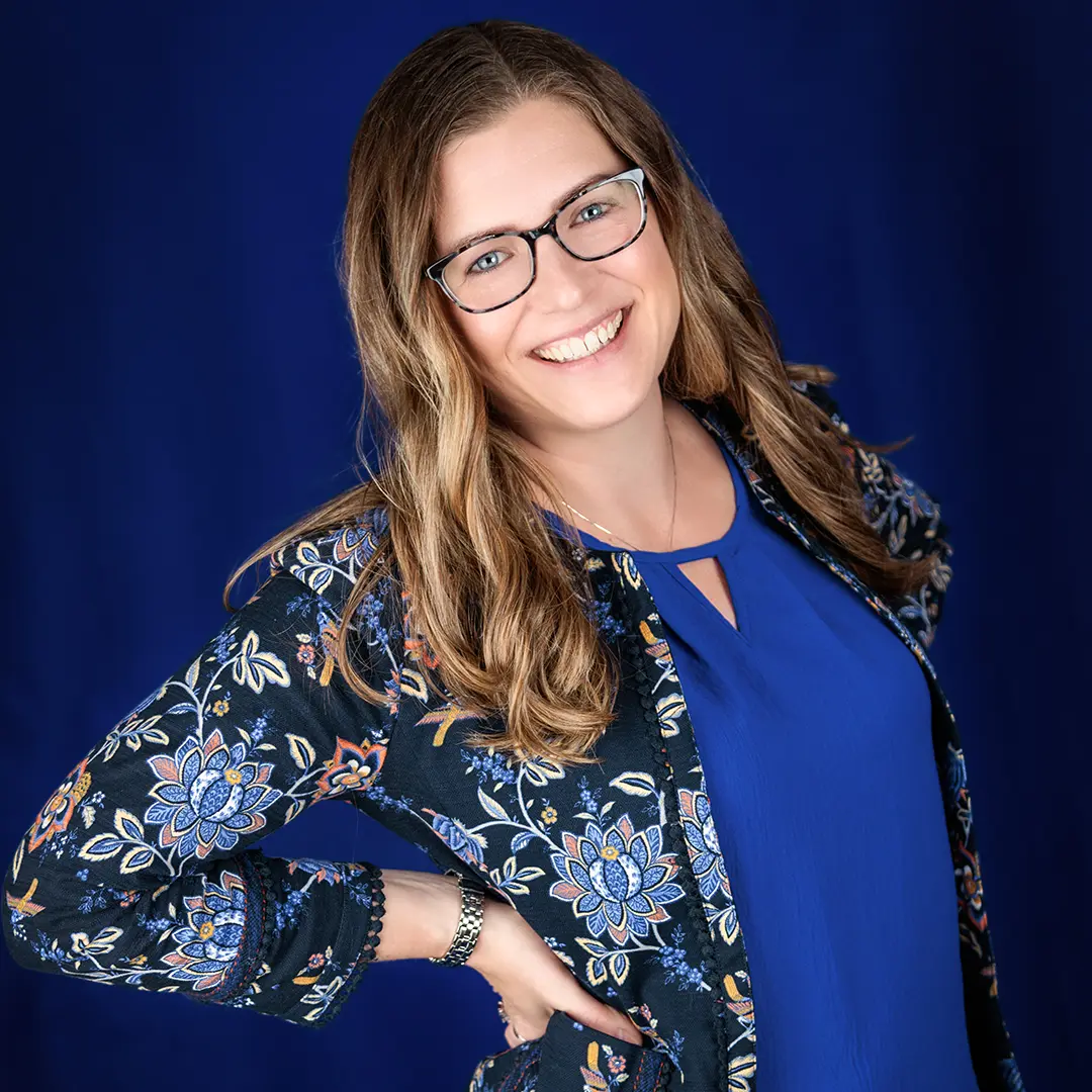 jill bilodeau blue shirt background